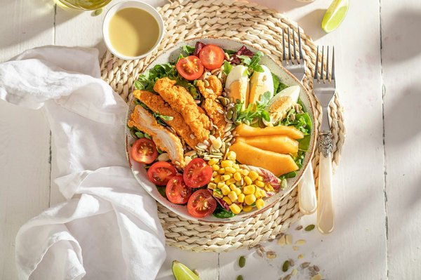 ¿Cómo preparar una ensalada de garbanzos con vinagreta de tahini?