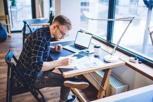 ¿Cómo entrenar a mi gato para que use la correa durante los paseos?