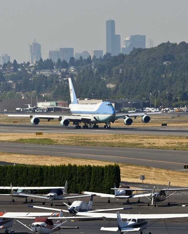 ¿Cómo puede el entrenamiento de fuerza mejorar la densidad ósea en mujeres postmenopáusicas?